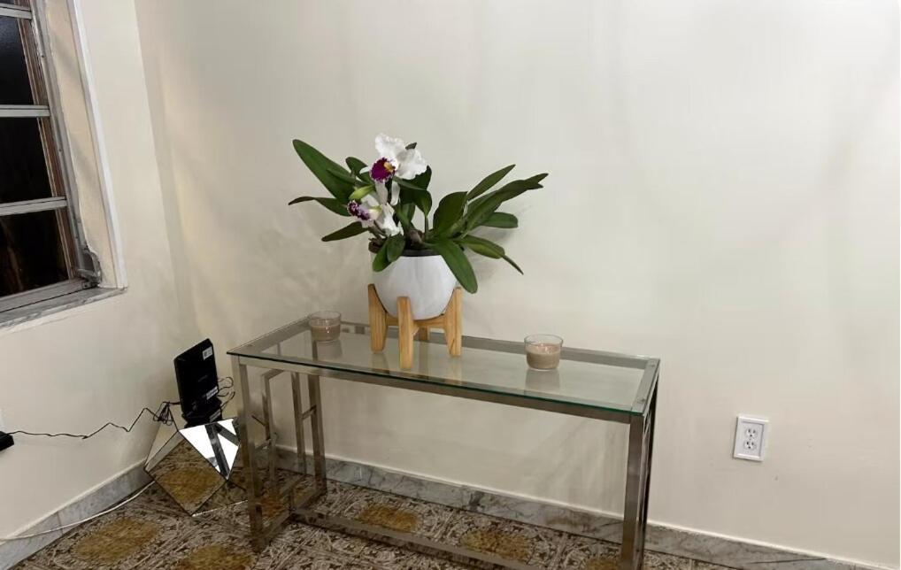 Apartment Tropical Oasis Shared Male B4 *