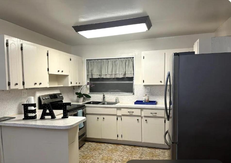 Tropical Oasis Shared Male B4 Apartment *